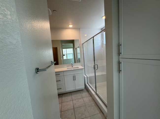 Building Photo - Luxurious 3 Bedroom 2 Bathroom Townhome in...