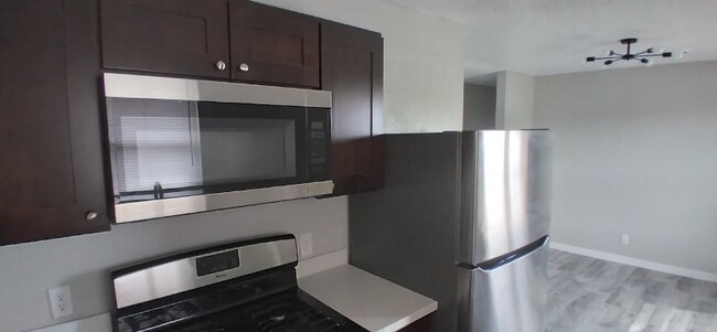 Building Photo - 407 Edwards St