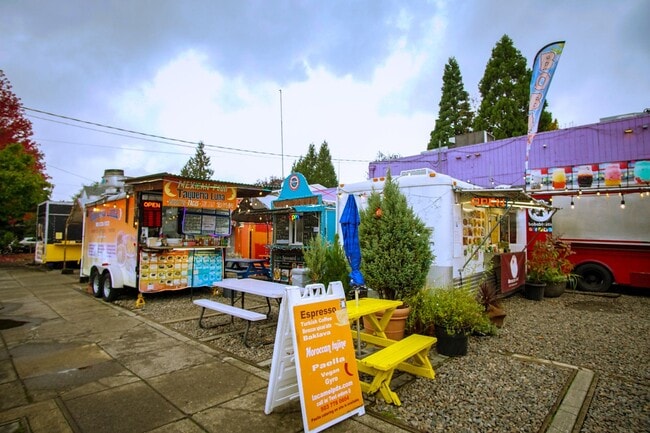 Building Photo - Fabulous Top Floor Sellwood 1-Bedroom with Condo-Grade Finishes!