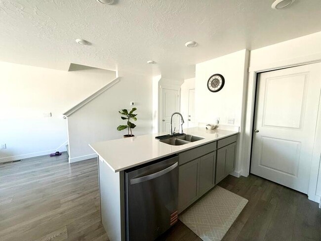 Building Photo - 38 N Northshore Dr