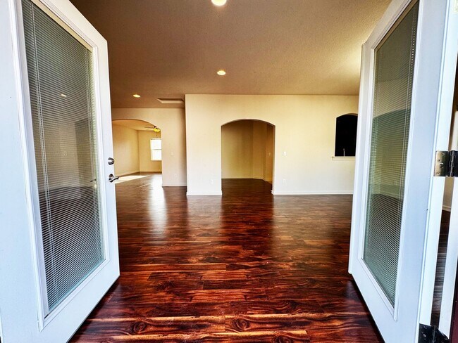 Building Photo - Spacious 3-4 Bedroom Home with Low Mainten...