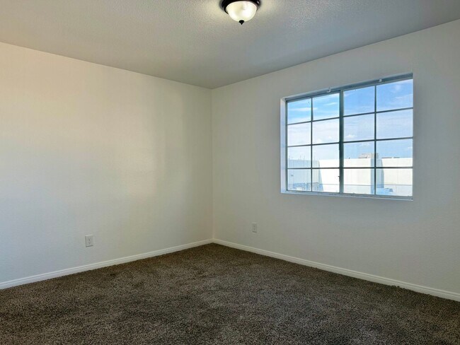 Building Photo - 230 Mission Catalina Ln