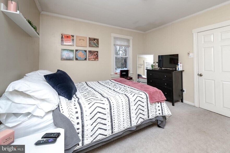 Building Photo - 10 E Linden Ave