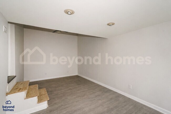 Building Photo - Amazing Recently Updated Home with Fenced Yard and Bonus Room!