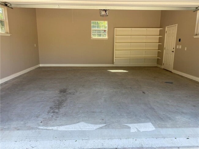 Building Photo - 606 W 1st St