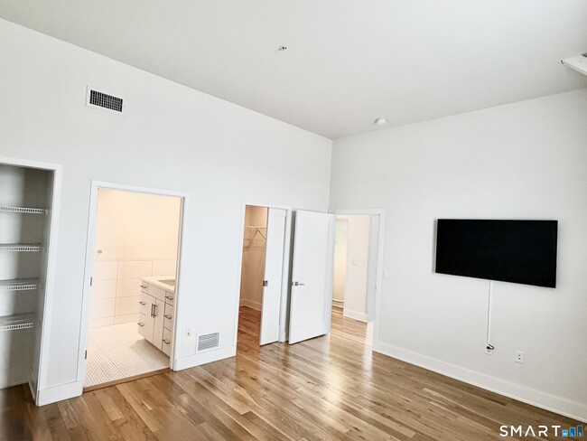 Building Photo - 60 Willow St