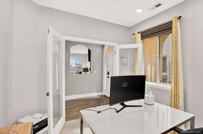 Building Photo - Renovated 2-bed 2.5 bath bright and open townhome located in the heart of Lone Tree!