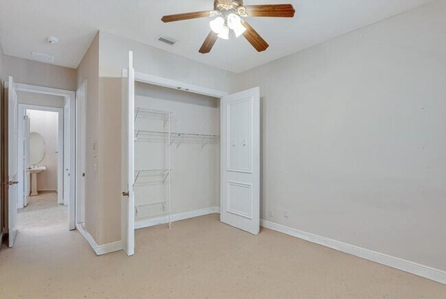 Building Photo - 10513 Versailles Blvd