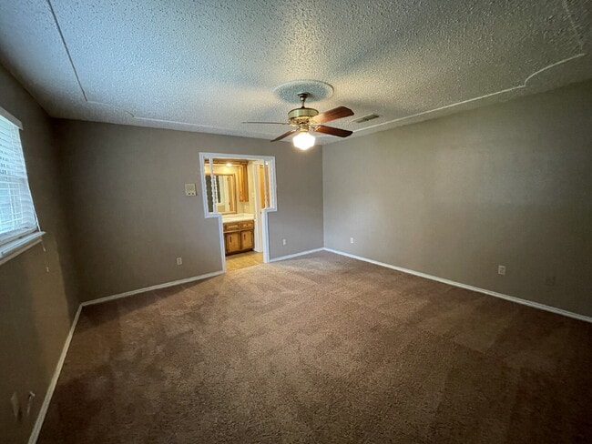 Building Photo - Spacious Home Located Minutes From South Plains Mall & Loop 289 Access!
