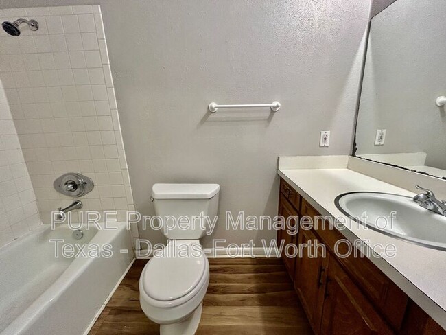 Building Photo - 2608 Oaks Dr