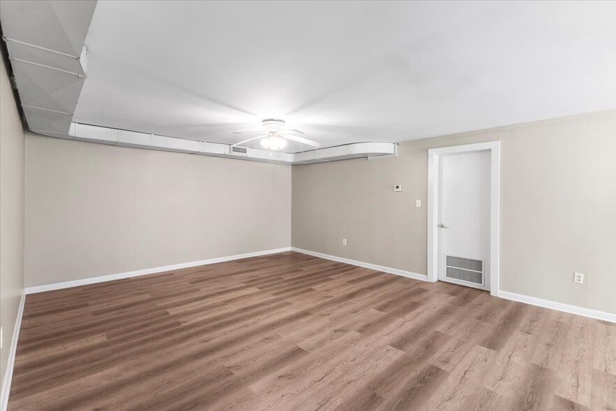 Building Photo - 5013 Eastview Terrace