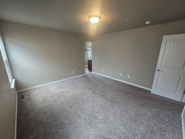 Building Photo - 2421 Ridge Top Dr