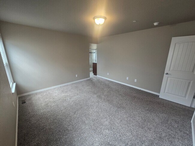 Building Photo - Updated 3 Bedroom Townhouse Across From Horsetooth Reservoir!