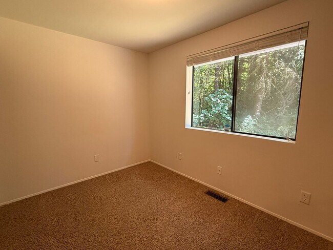 Building Photo - 2Bd/1.75Ba Issaquah Home