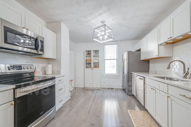 Building Photo - 427 W 29th St