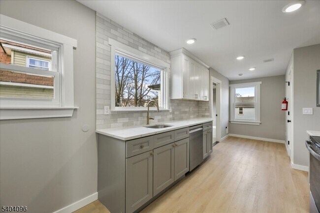 Building Photo - 143 Johnston Ave