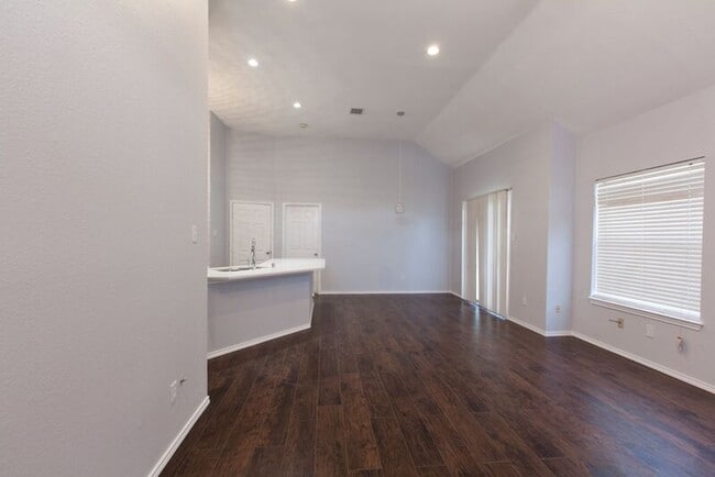 Building Photo - 653 Spring Valley Rd