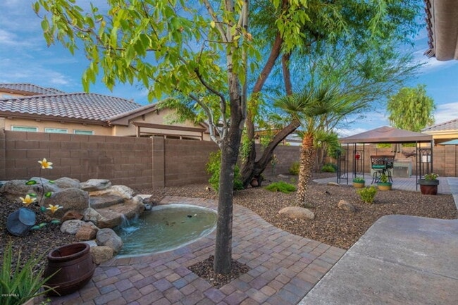 Building Photo - 908 Elm St