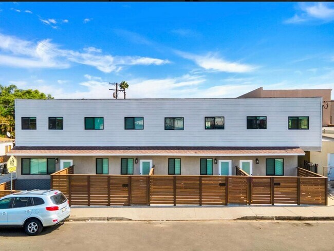 Primary Photo - Beautiful Renovated 2 Bed/1 Bath Unit