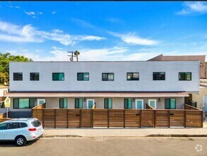 Building Photo - Beautiful Renovated 2 Bed/1 Bath Unit