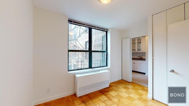 Building Photo - 247 W 87th St
