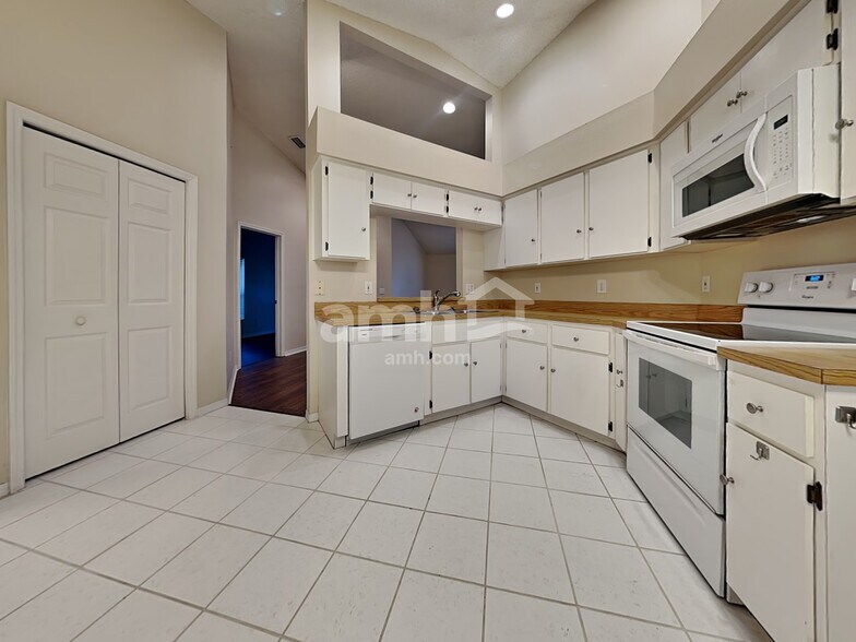 Building Photo - 17758 Oak Bridge St