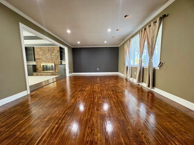 Building Photo - 4 Bedroom Single Family Home Available in ...