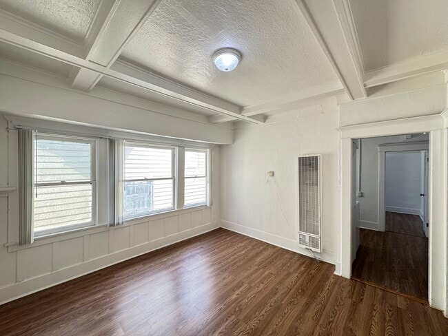 Building Photo - 458 W Vernon Ave