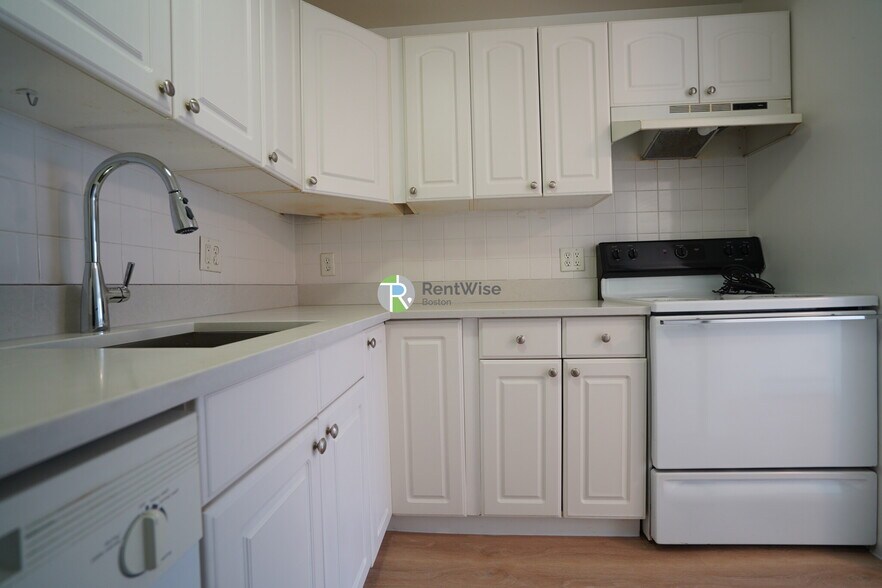 Building Photo - 11 Embassy Rd