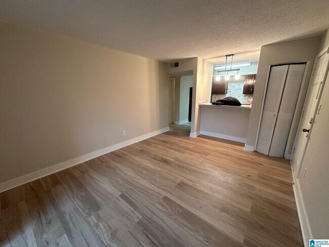 Building Photo - 412 Skyview Dr