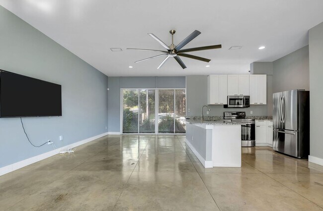 Building Photo - Modern Loft Near HCA & TMH With Lake Frontage