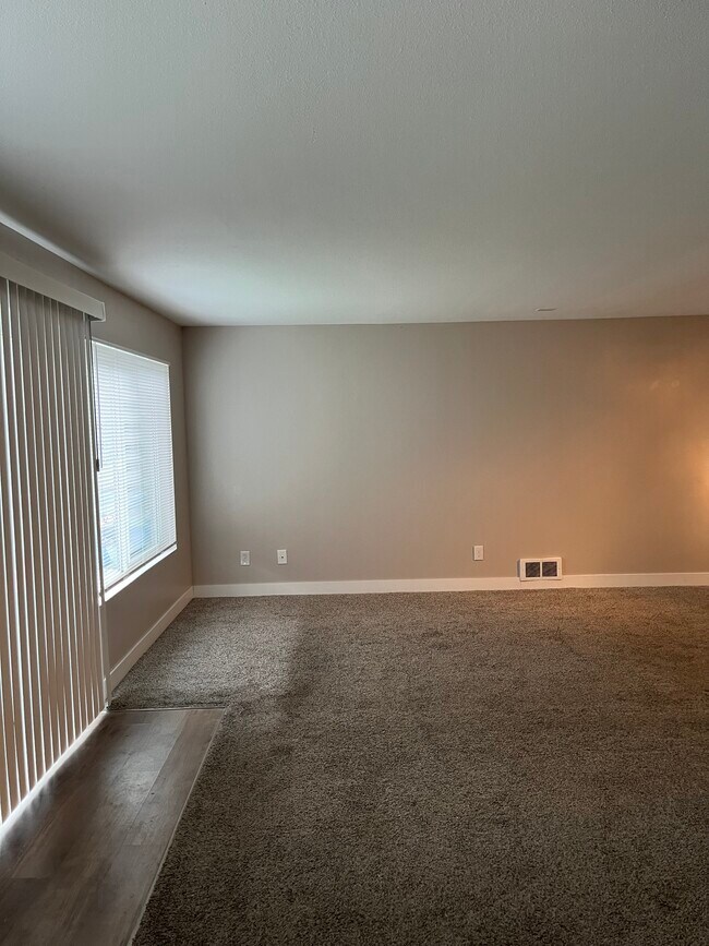 Living Room - Hillcrest Townhouse Apartments