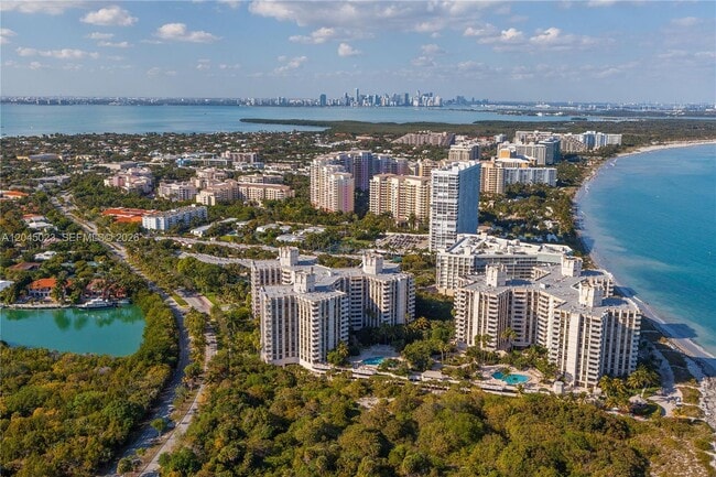 Building Photo - 1121 Crandon Blvd