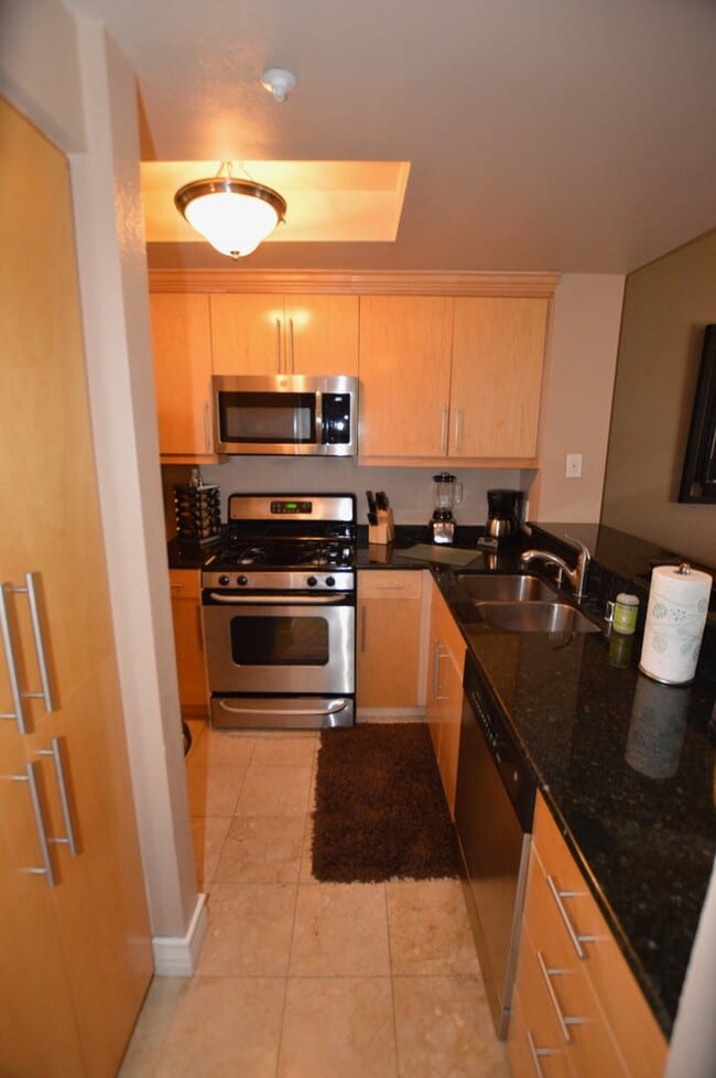 Building Photo - Meridian TOP FLOOR Furnished 1 bed | 1 bath condo with Strip and High Roller view.