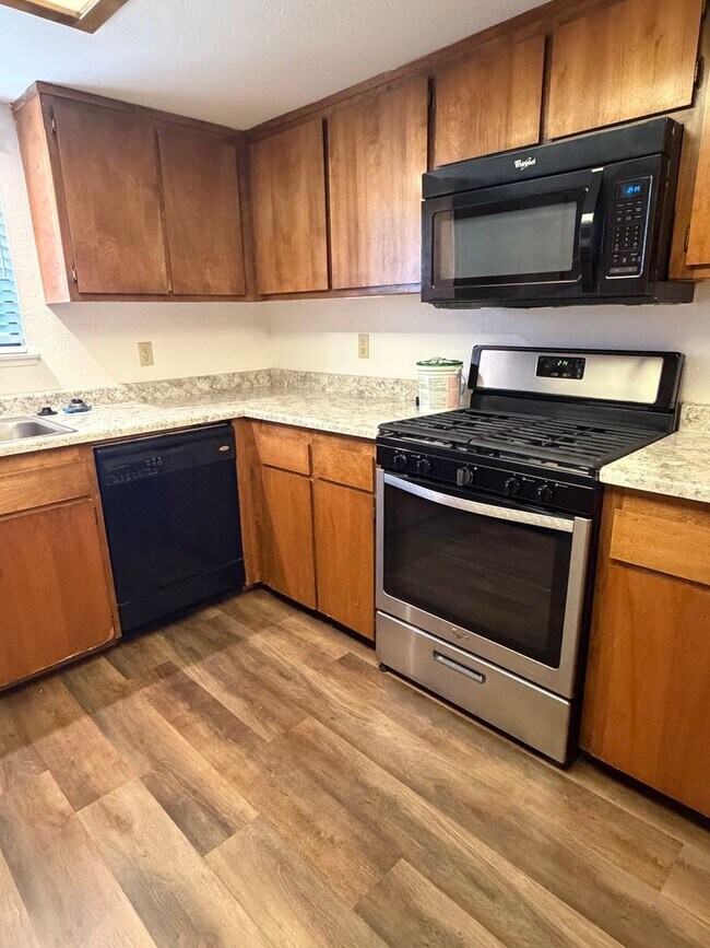 Building Photo - 3 bedroom Townhouse in East Redding