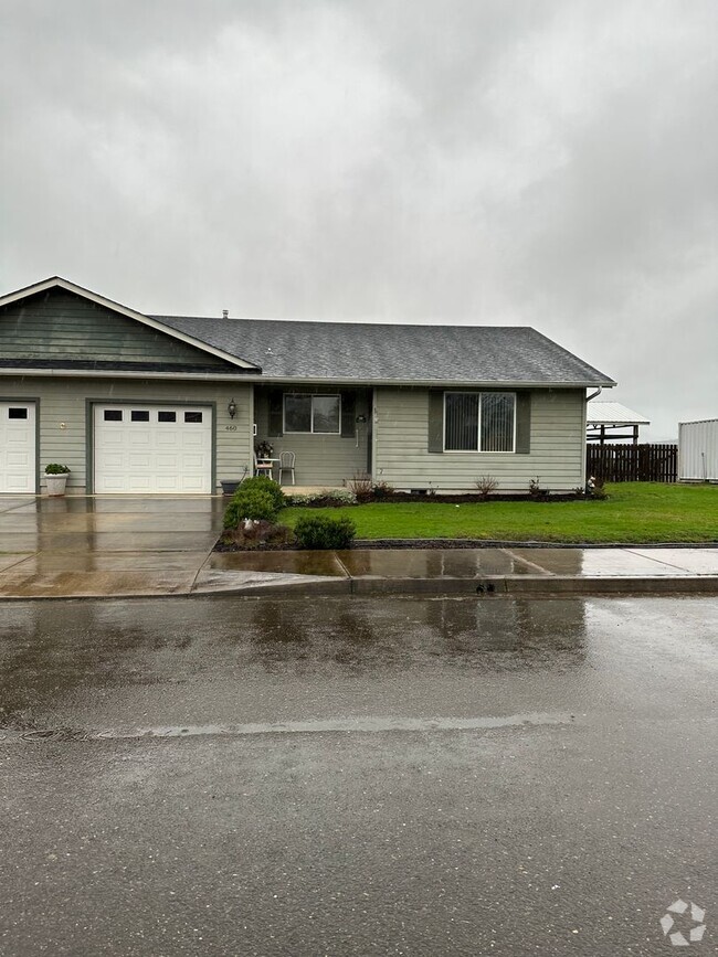 Building Photo - 2 Bed 1 Bath Duplex with garage in Sutherlin