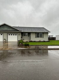 Building Photo - 2 Bed 1 Bath Duplex with garage in Sutherlin