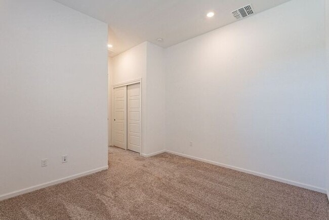 Building Photo - Bright & Spacious 4-Bed Home with 3-Car Ga...