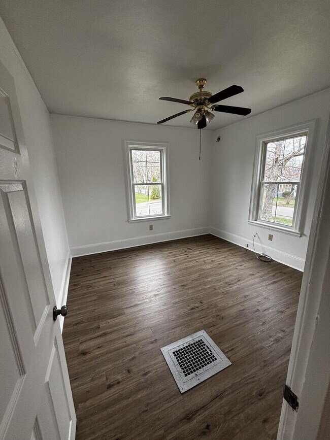 Building Photo - Bright, Updated 2-Bedroom Apartment in a Convenient Bath Location
