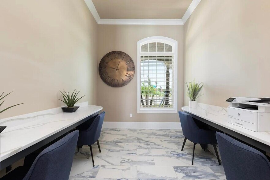 Building Photo - 305 Laredo Dr