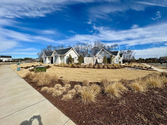Building Photo - Beautiful 4BR/3BA Home in Parkside Crossing
