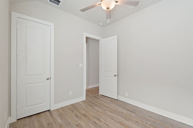 Building Photo - 10719 River Walk Dr