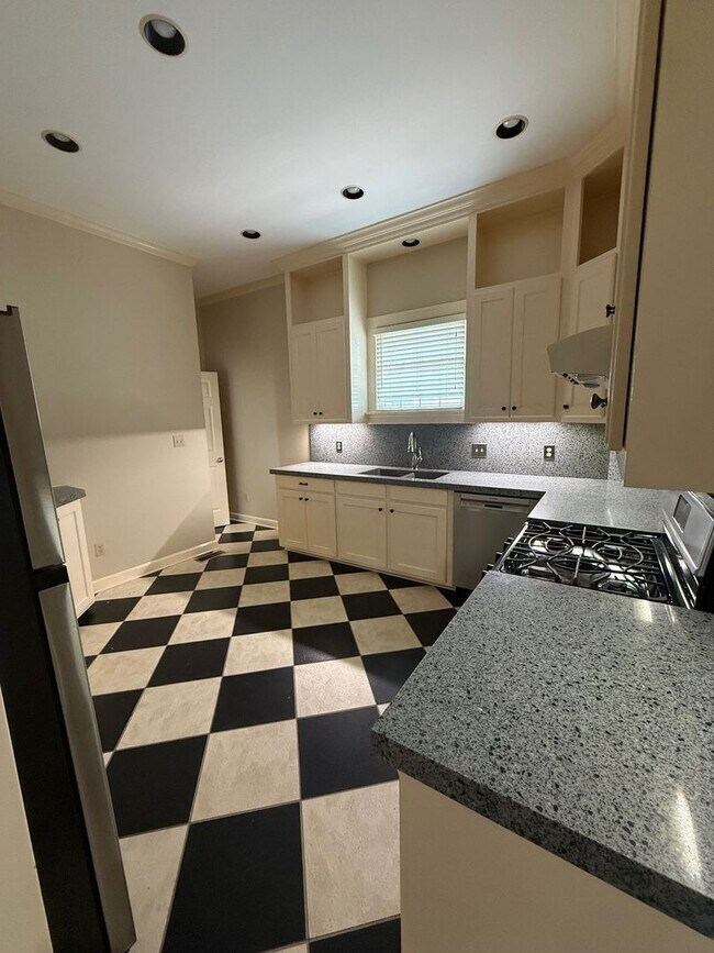 Building Photo - 200 Ridgeway Dr