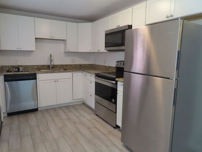 Building Photo - Newly Remodeled 2 Bedroom 1 Bath Condo