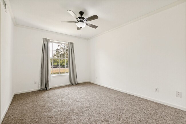 Building Photo - BEAUTIFUL 4-BEDROOM IN SUNSHINE ESTATES