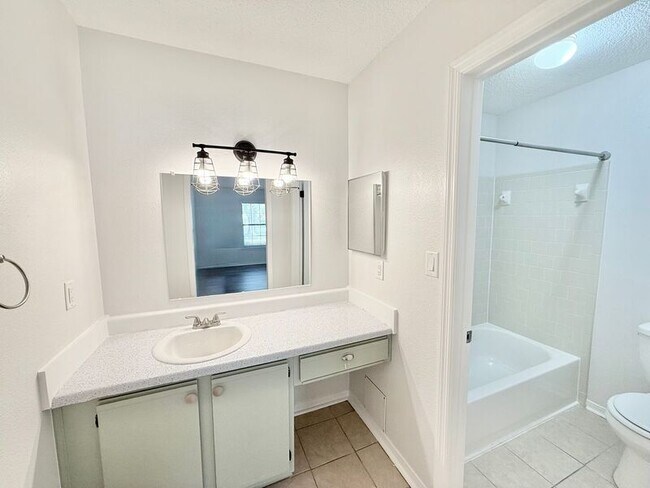 Building Photo - 4424 Bellview Ave