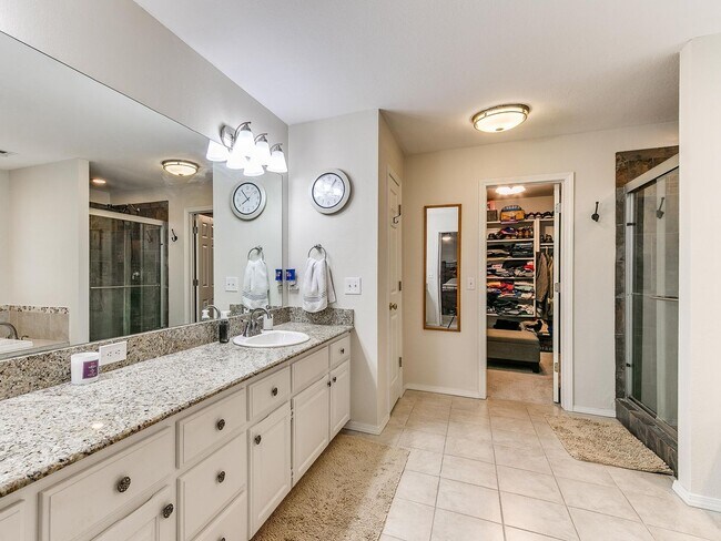 Building Photo - This stunning 4-bedroom, 3.5-bathroom home...