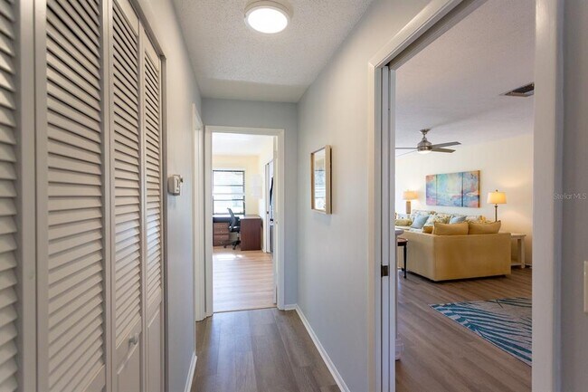 Building Photo - 5630 Golf Pointe Dr