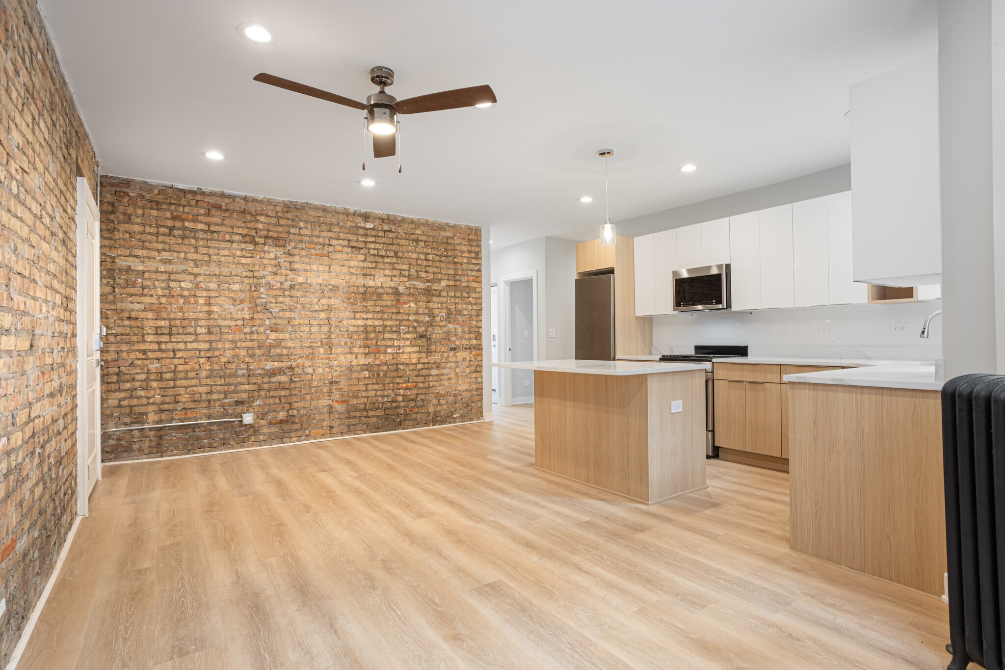 Building Photo - 7389 N Damen Ave