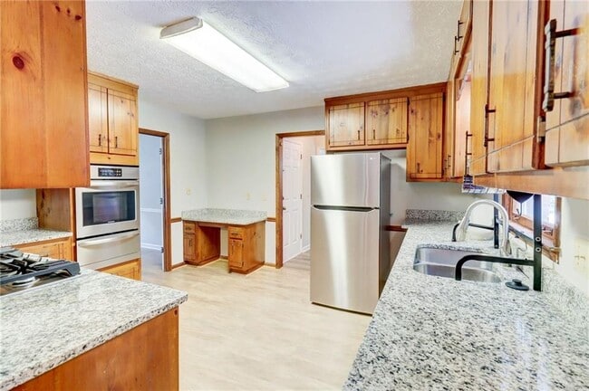 Building Photo - 1049 Seven Springs Cir NE